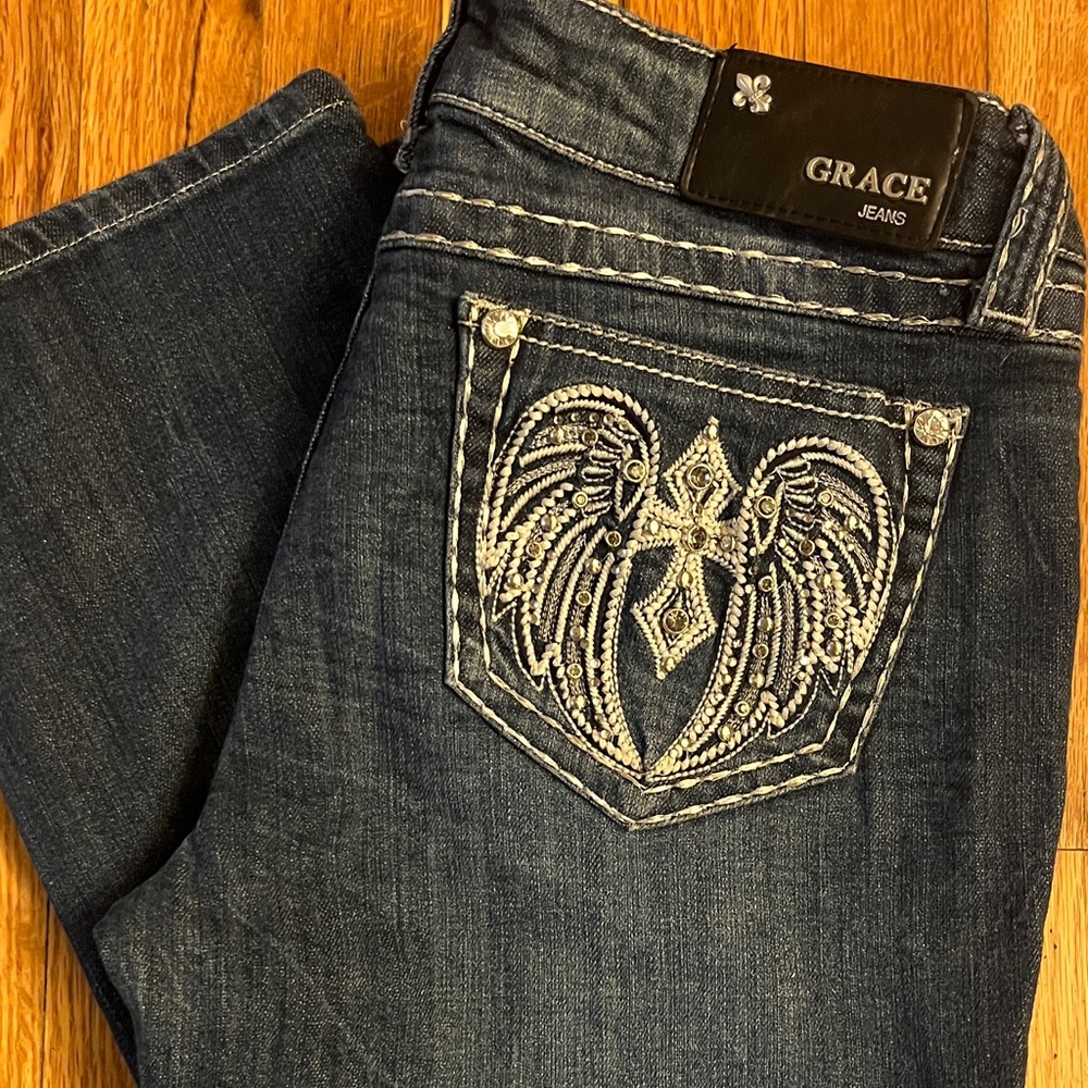Grace Women's Capri Cut Jeans with Embroidered Design-size 29